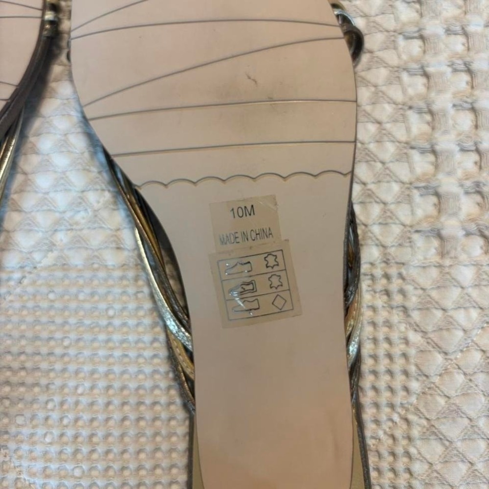 Mods International Gold metallic sandals with a chunky kitten heel - Picture 3 of 5